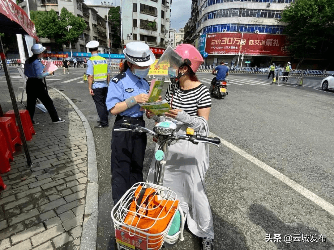 摩电整治齐宣传 合力共治造声势 市区交警推进摩电交通安全宣传