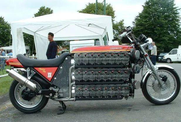 有国外一位摩托车改装大叔就折腾出一辆24缸发动机的摩托车.