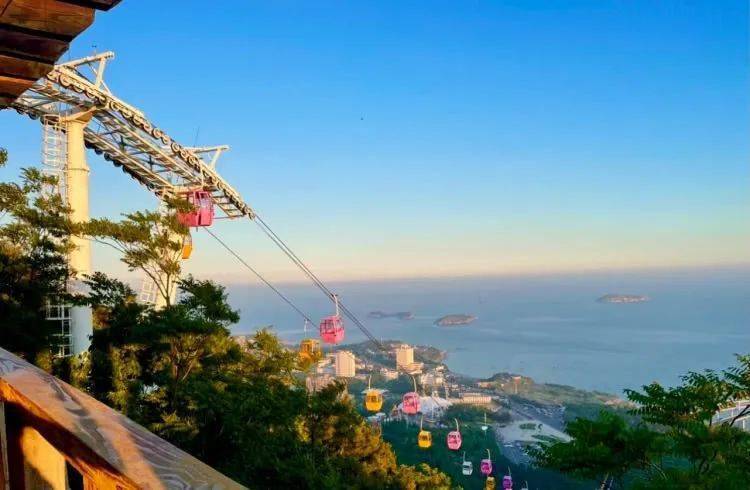 乘坐海达索道俯瞰大连山海美景,全长1200米,尽览城市与海天的辉映