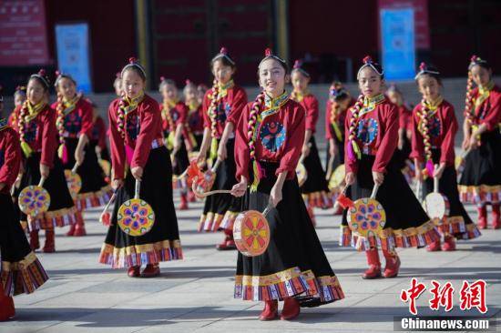 西藏拉萨孩子周末练习热巴舞