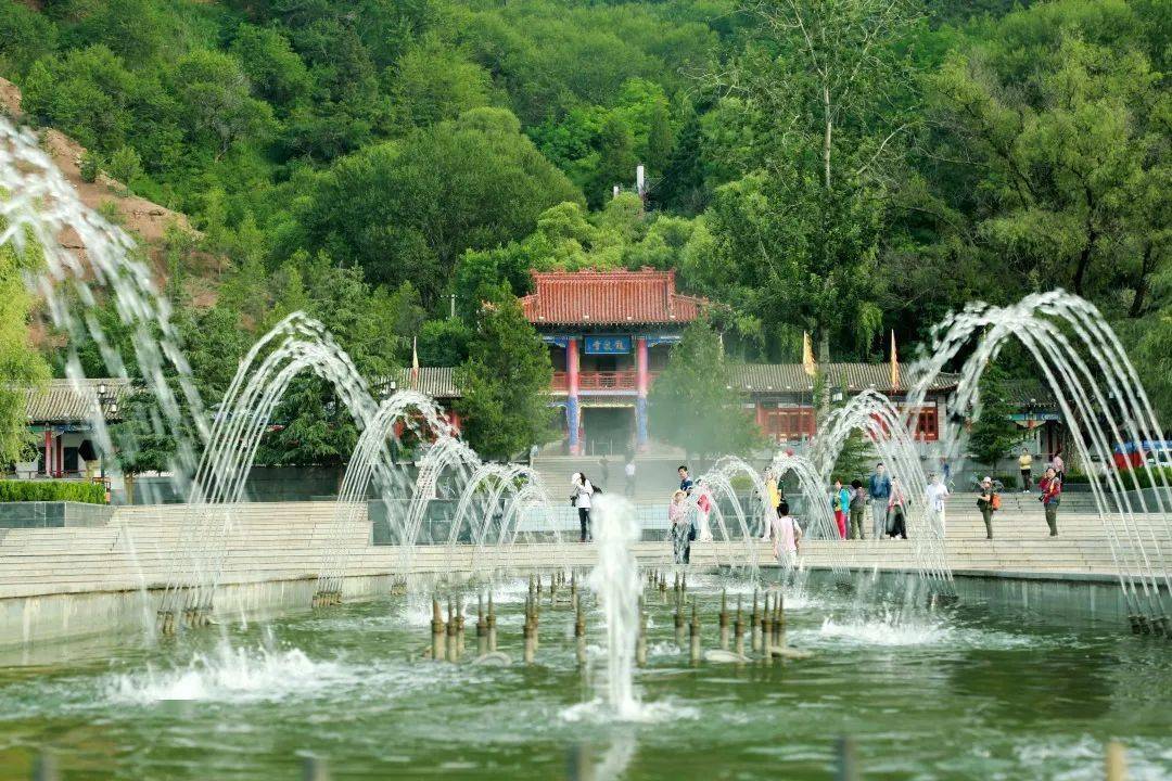 龙泉寺景区位于崇信县城北一公里处,背依风翥山,南临汭河,总面积2.