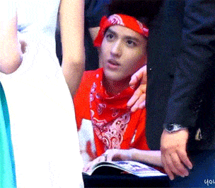 吴亦凡考古动图来袭:行走的表情富翁克里斯凡