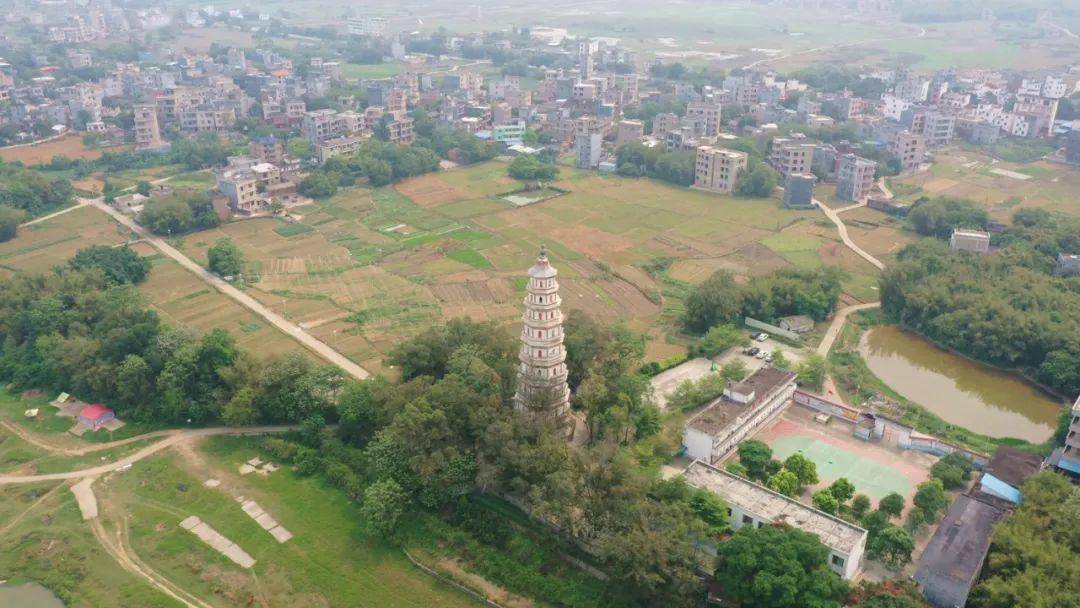 在桂平寻旺乡东塔村,  有一座400多年历史的古塔,  是自治区重点保护