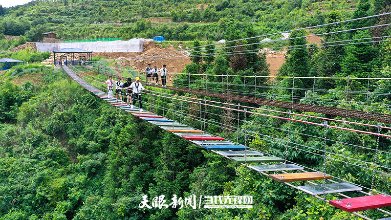 册亨万重山:景区新玩法引游客"打卡"避暑