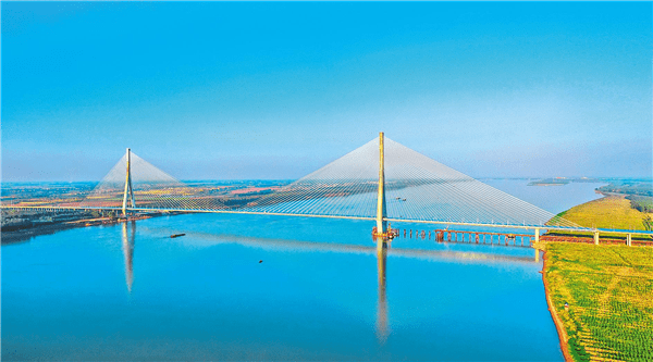 从中国公路学会传来消息,由湖北交投集团投资建设的嘉鱼长江公路大桥