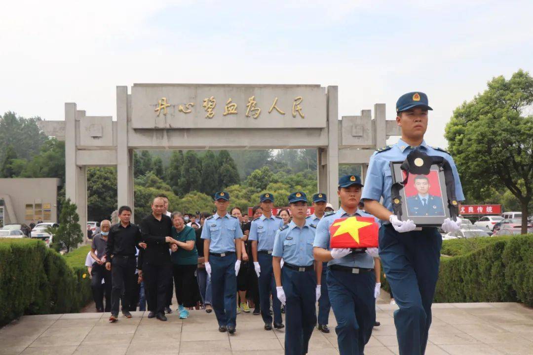 仪征00后烈士,回家!_杨宇轩