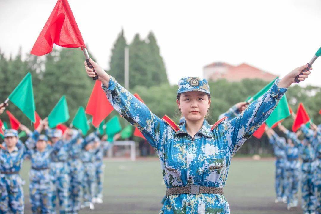 旗语排的同学挥动着红绿双色旗,划出整齐的口号,表达出 对祖国最美好