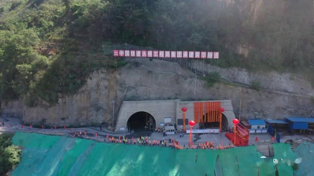 大永高速黄华隧道右幅贯通