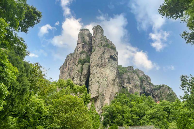 古洞庙院称著,合掌峰是灵峰景区的主题,也是雁荡山的标志,如观音的巨