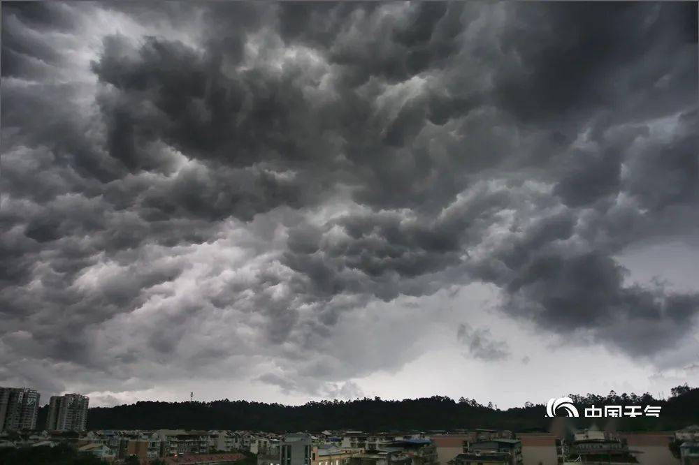 未来五天天气:18日:中到大雨,局部暴雨,傍晚到夜里伴有短时强降水 19