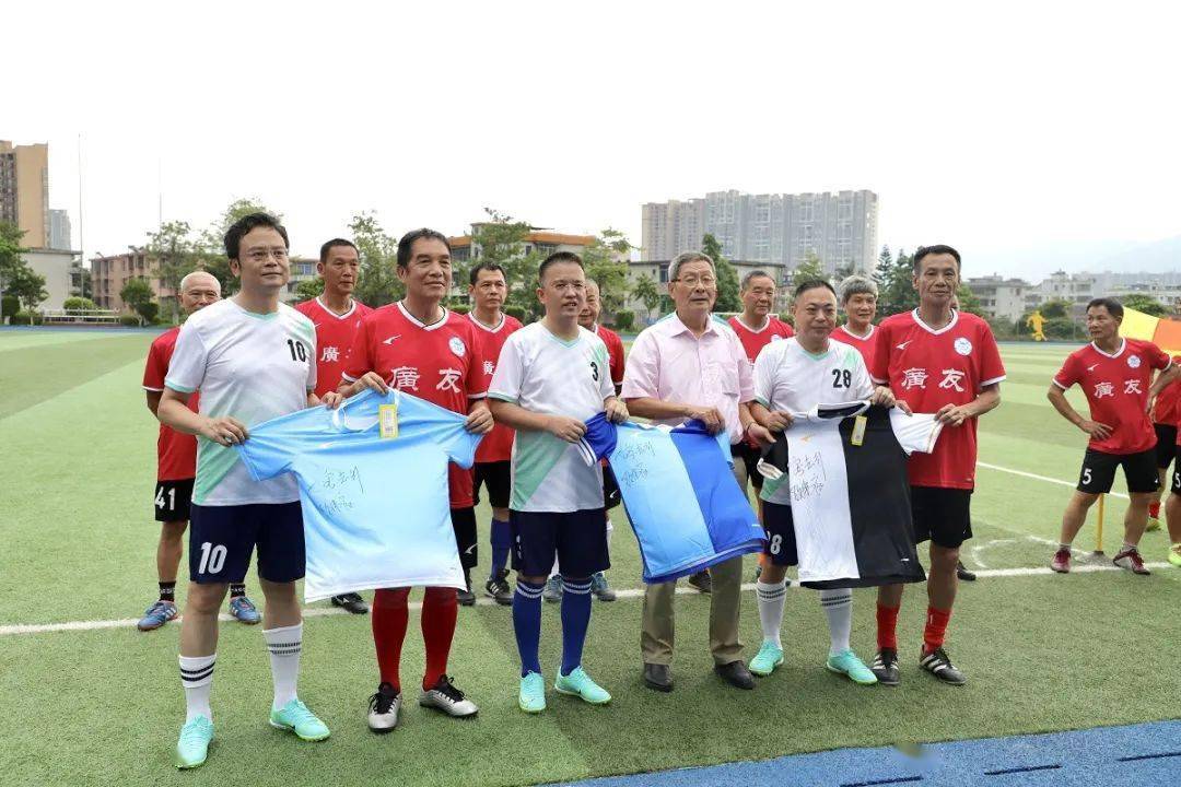 广东足球名宿队与佛冈机关足球队合影