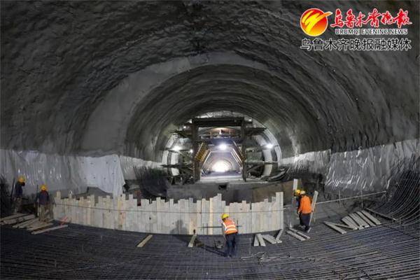 乌鲁木齐两河片区与一号台地联通道路工程3号隧道贯通
