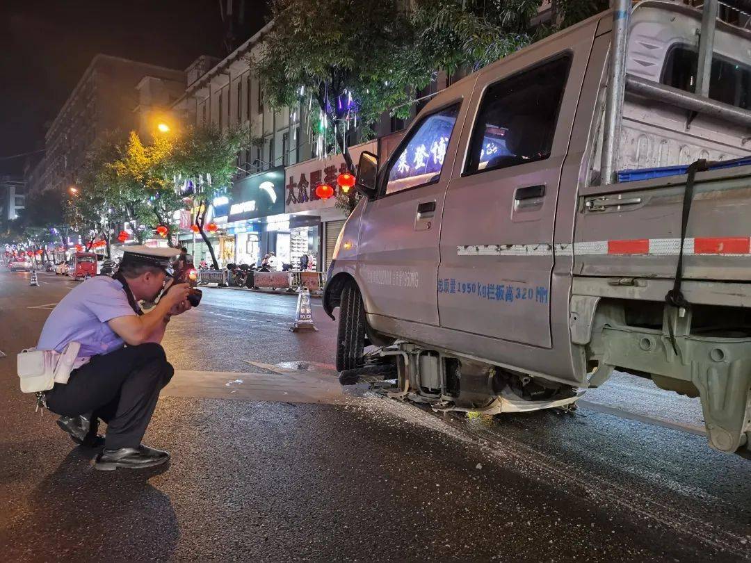 河池男子骑摩托车在路上突遭意外一辆货车急速朝他撞过来