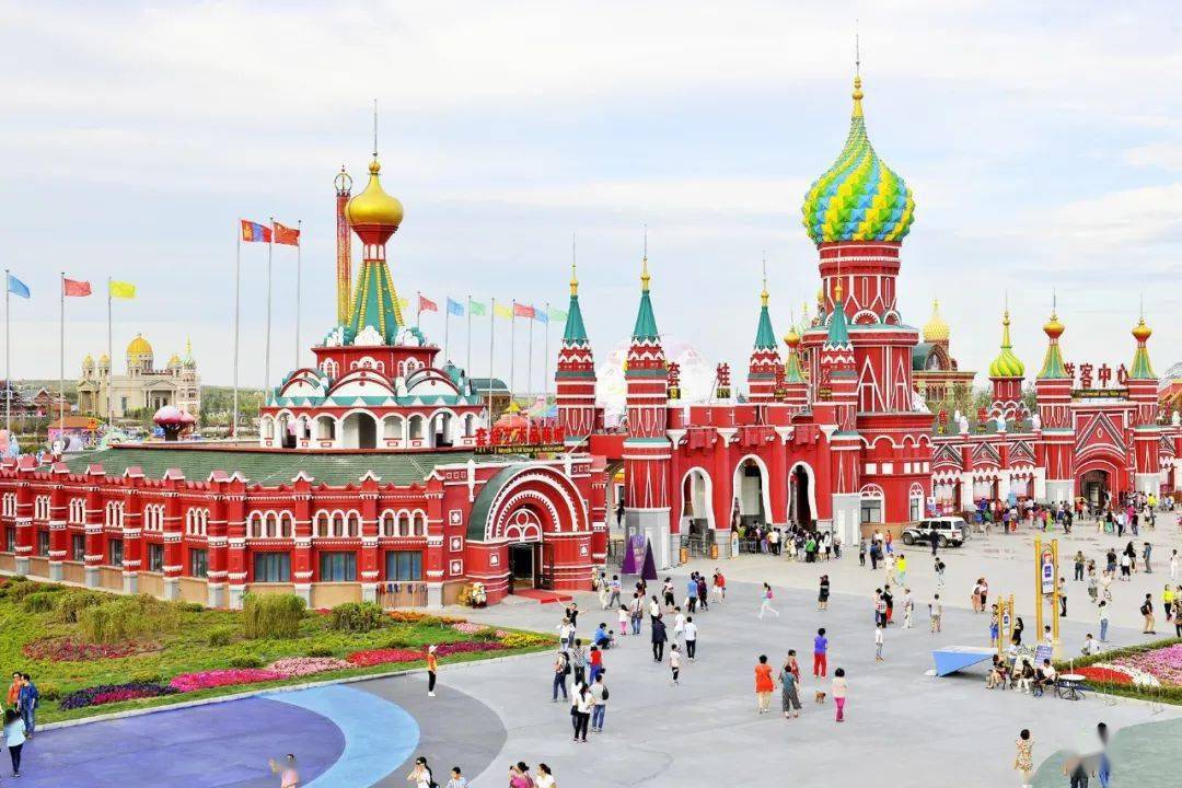 广场集中体现了满洲里中,俄,蒙三国交界地域特色和三国风情交融的特点