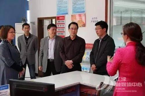 图为江津区委常委,组织部部长涂开祥(左四)在几江街道办事处调研