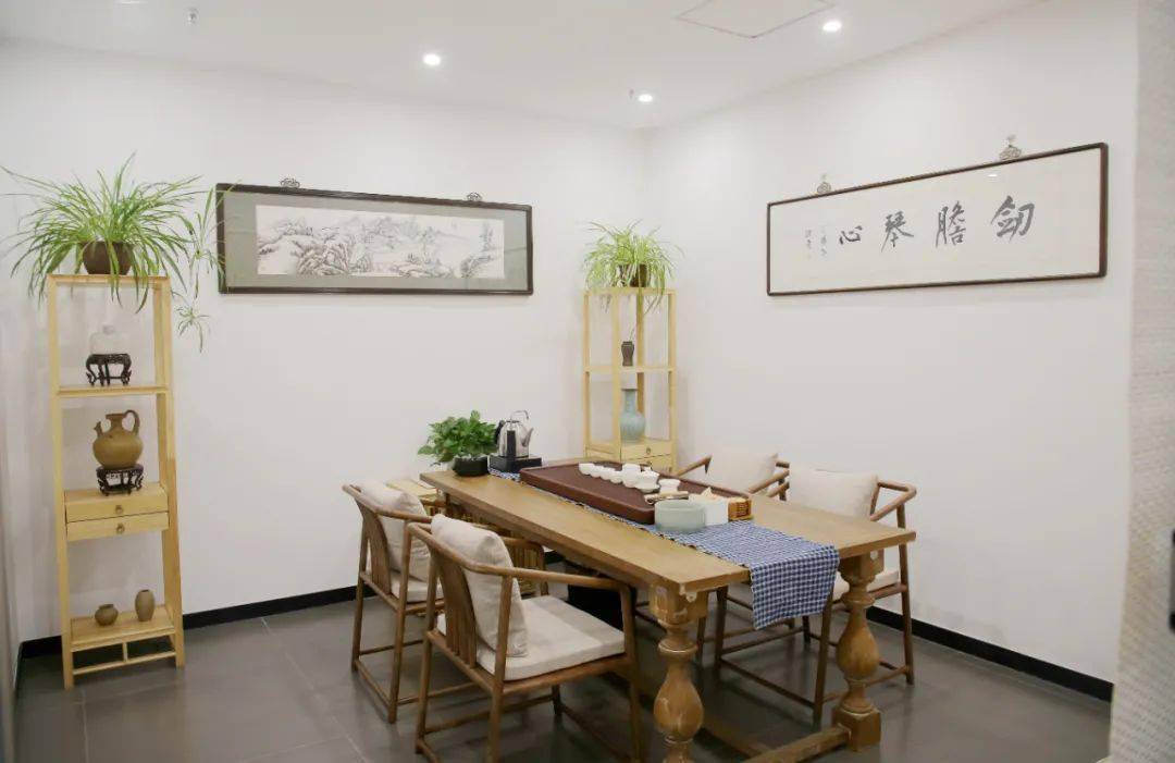 茶馆可同时容纳20人,包间配有投影仪,适合商务会议品茶洽谈.