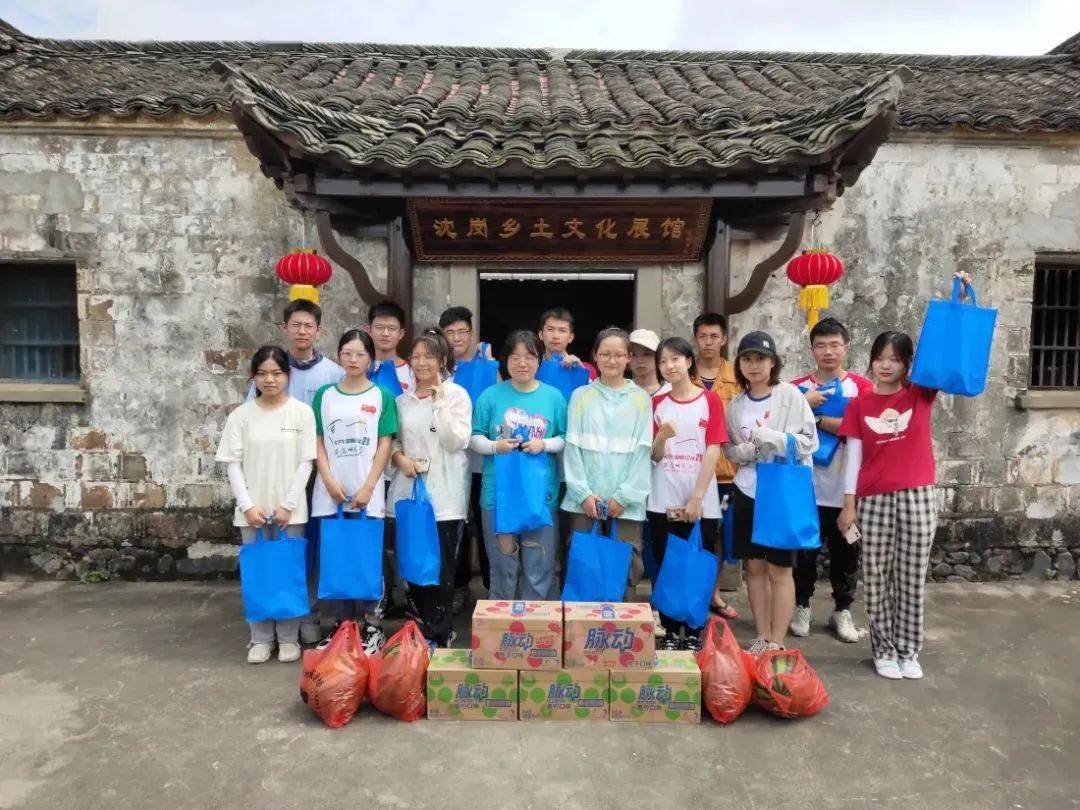 在随后召开的座谈会上有关人员详细介绍了茂林镇沈岗村及本次暑期社会