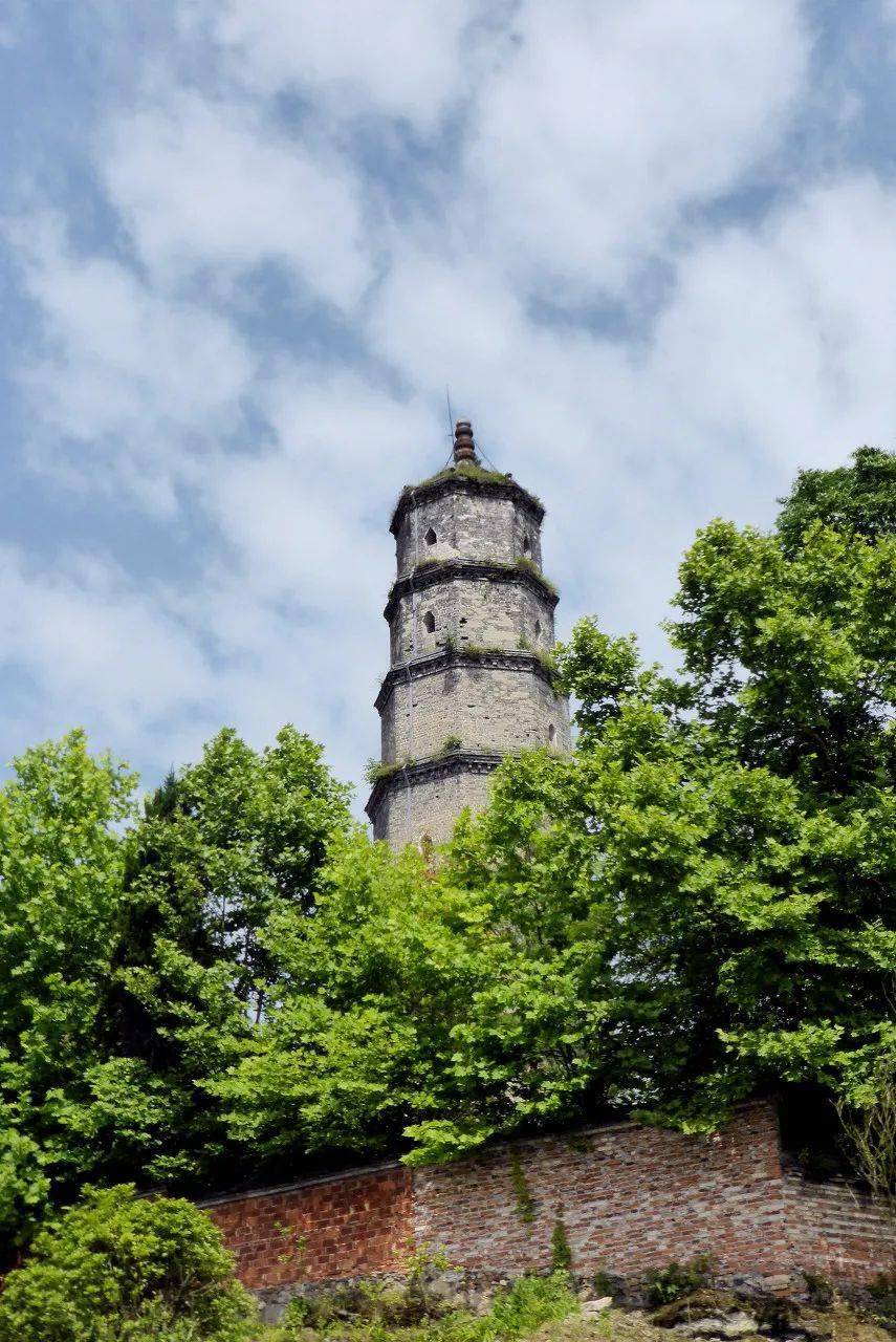 连珠塔出九进堂,顺着对面太阳寨的石阶登上城墙,这里有钟鼓楼等建筑.