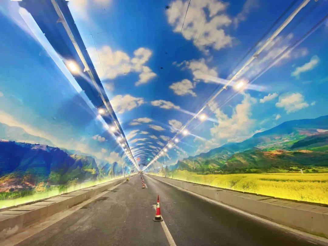 保泸高速你敢信隧道里的风景最美网红隧道
