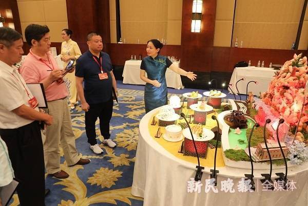 图说:评委在给商务宴参赛单位打分 新民晚报记者 周馨 摄(下同)