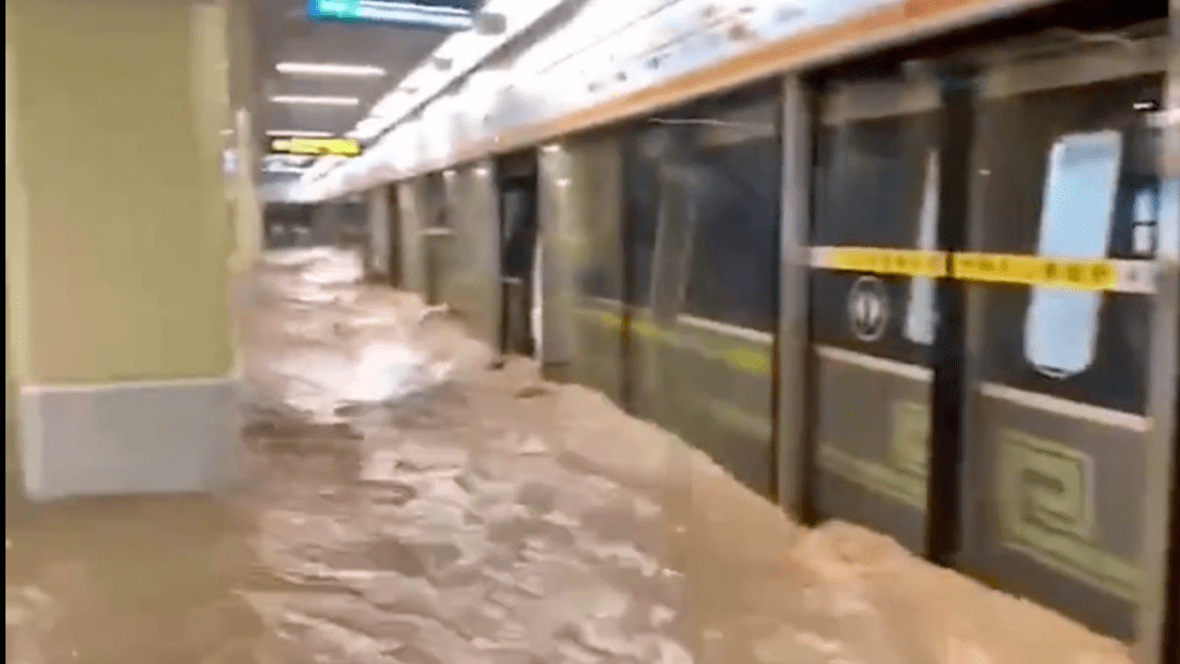 河南特大暴雨灾情严重地铁倒灌黄河支流决口部队已经出动抗洪抢险