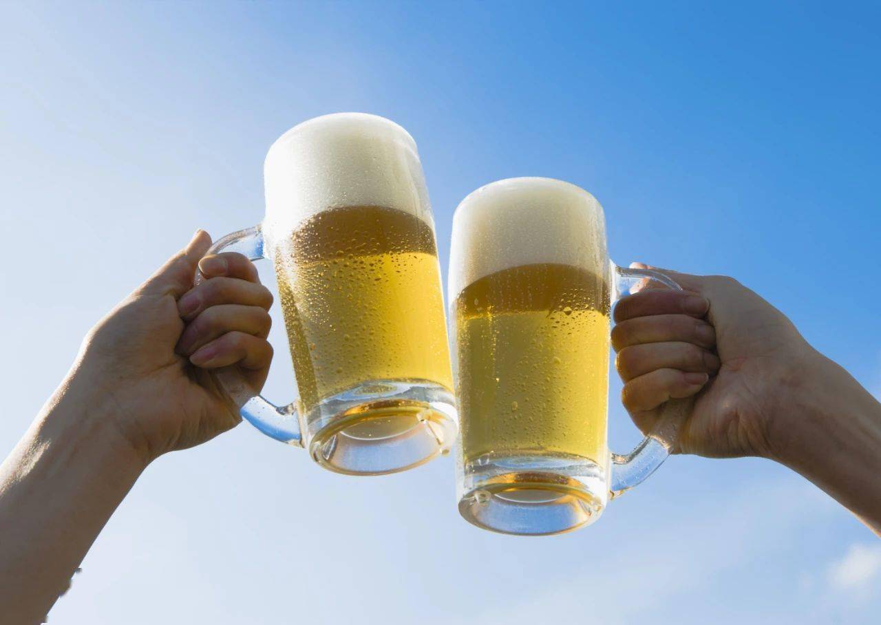 夏天傍晚喝啤酒会损伤健康?影响不大,但是肝脏不好的人还是少喝