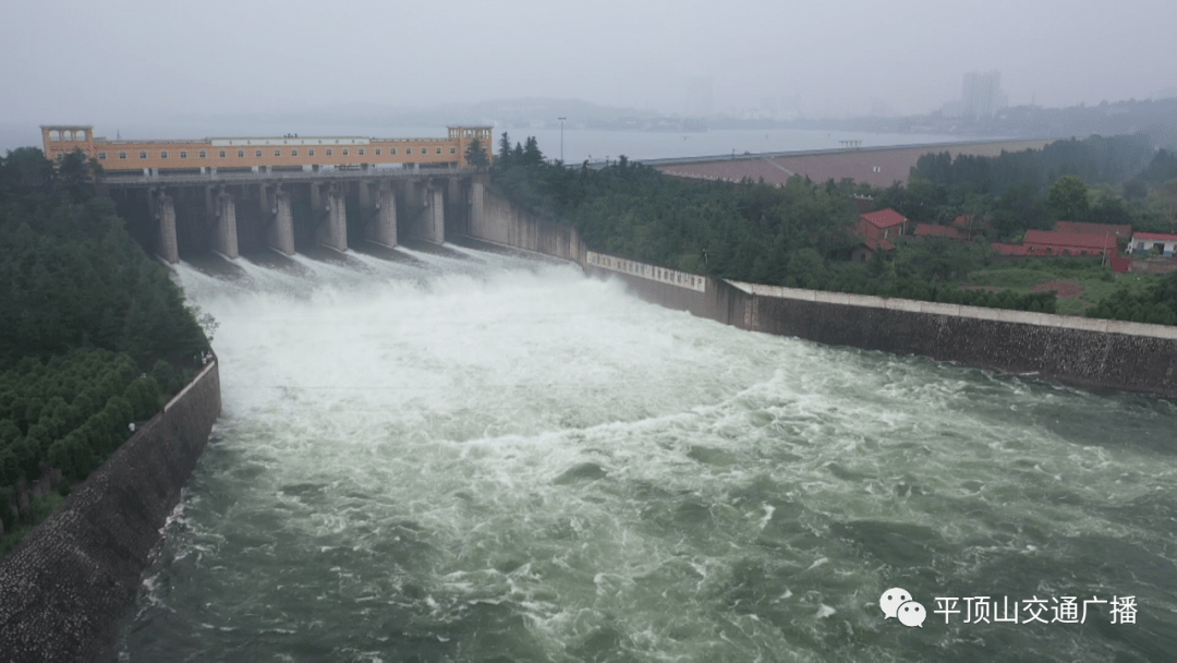 白龟山水库保持连续开闸泄洪,水位稳定,上午11点水位为102.58米.