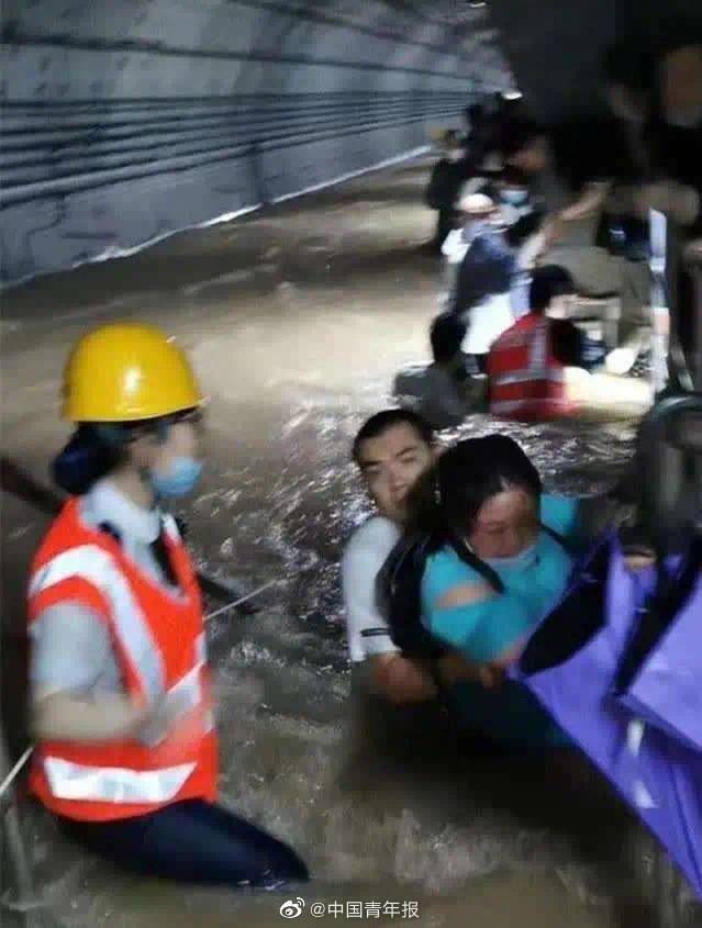 极端暴雨千年一遇!郑州地铁被淹,"空气越来越少"!