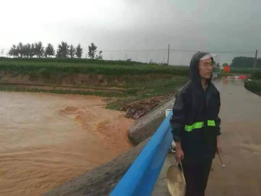 党旗飘扬在风雨中绽放青春之花安阳市选调生在防汛一线冲锋在前