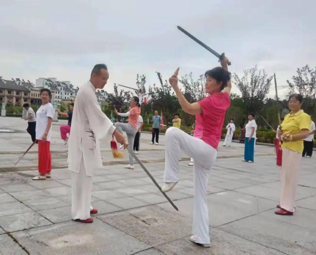 银剑挥舞习练太极 一一绩溪县老体协举办32式太极剑培训班