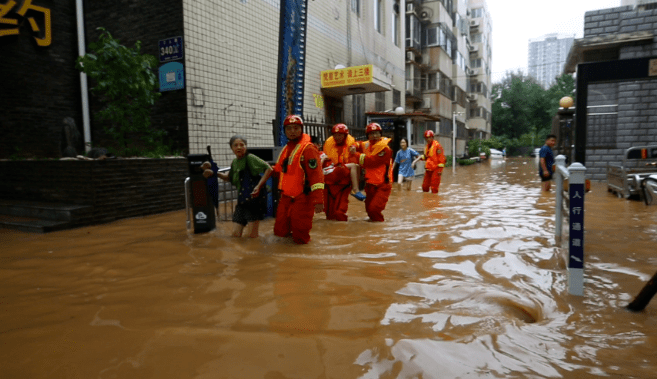 增援郑州漯河消防洪水中救出16名老人帮助解放军找到家人