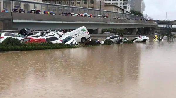 痛心京广路隧道最深积水13米上百辆车被淹积水已致2人死亡