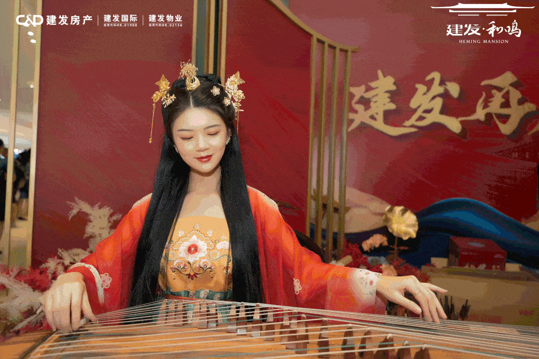 三人墨舞,舞蹈与书法相结合,刚柔并济,似飞腾狂草,犹如描画丹青般的