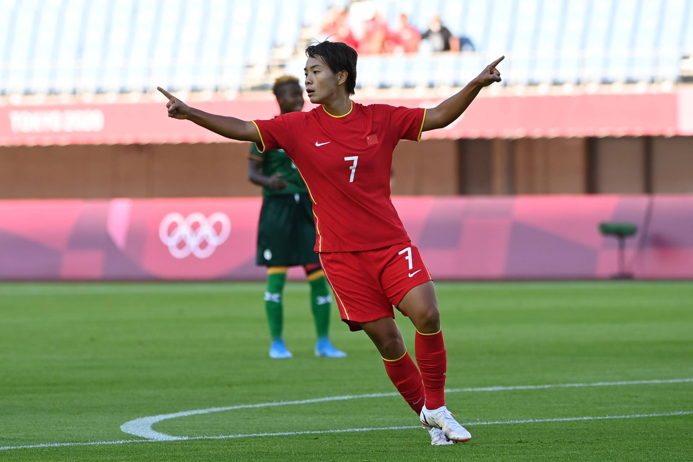 7月24日,中国队队员王霜(前)在比赛中庆祝进球.