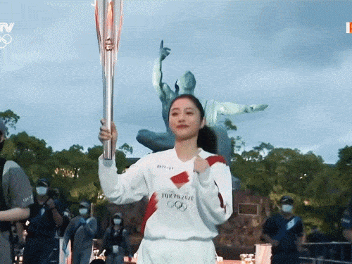 中国姑娘摘得奥运气枪首金这位画着美甲比心的妹妹真是yyds啊