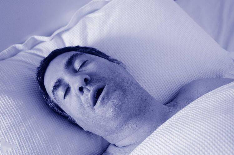 一年轻小伙睡梦中猝死,还不到30岁!躺着睡觉有什么致命危险?