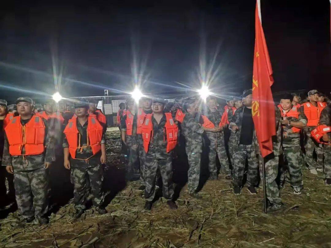党委委员,武装部长张明庆在接到命令后,带领抗洪民兵连立刻赶到南和区