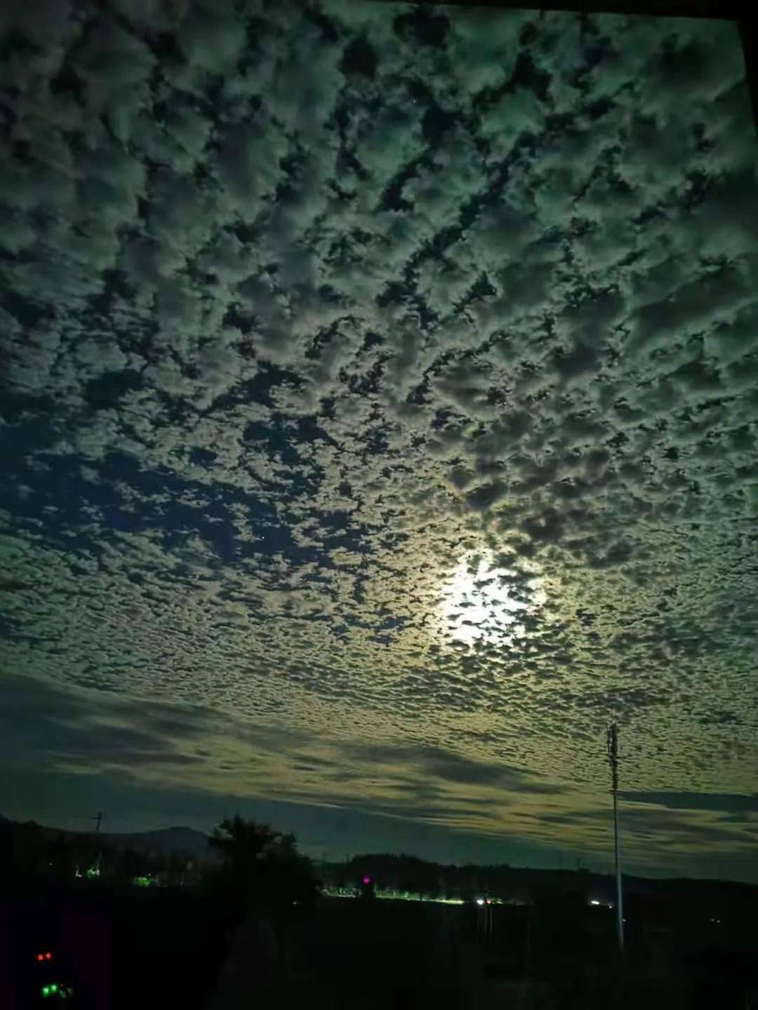 奇观!吉林舒兰市天空中现鱼鳞云景象,层层叠叠蔚为壮观!