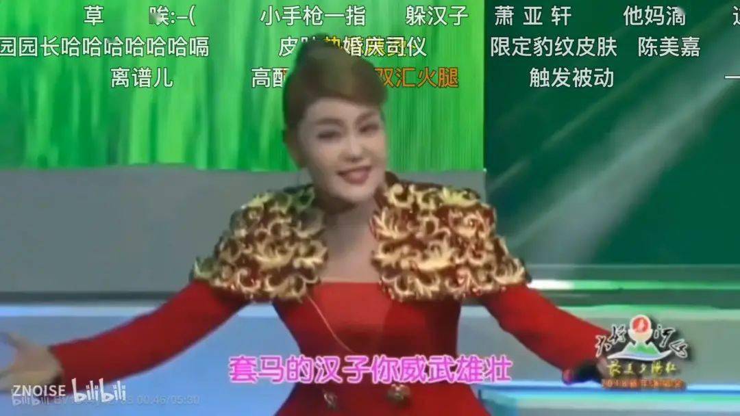 发现乌兰图雅几乎每场在高音时都摊手,拉麦,"躲汉子"