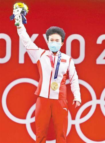 在东京奥运会举重女子49公斤级决赛中,中国选手侯志慧夺得冠军