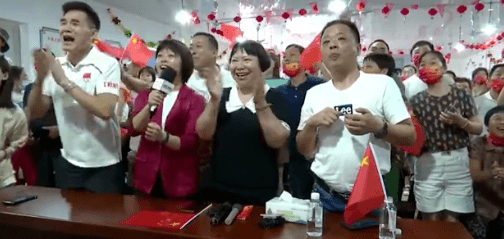 杨爸杨妈激动得起身鼓掌欢呼,全场沸腾!
