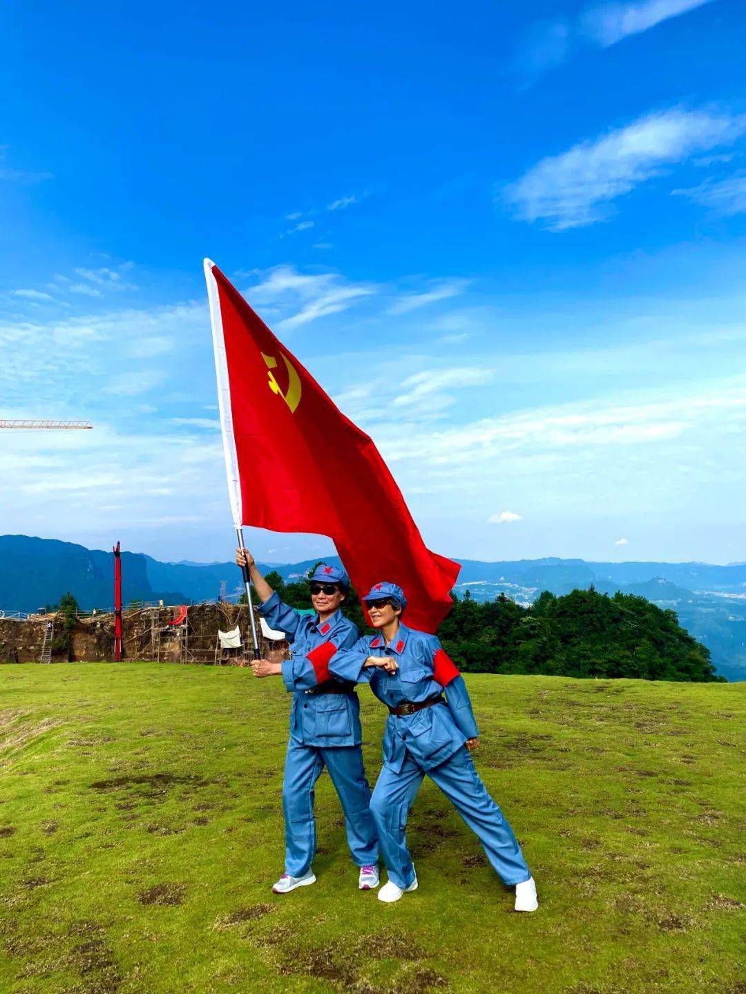 党旗飘飘 心向党 贵州避暑旅居第二团游记二