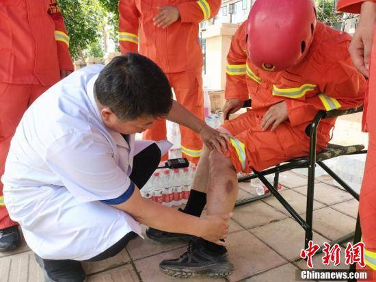 消防员连续多日排涝 双脚泡烂仍坚守一线