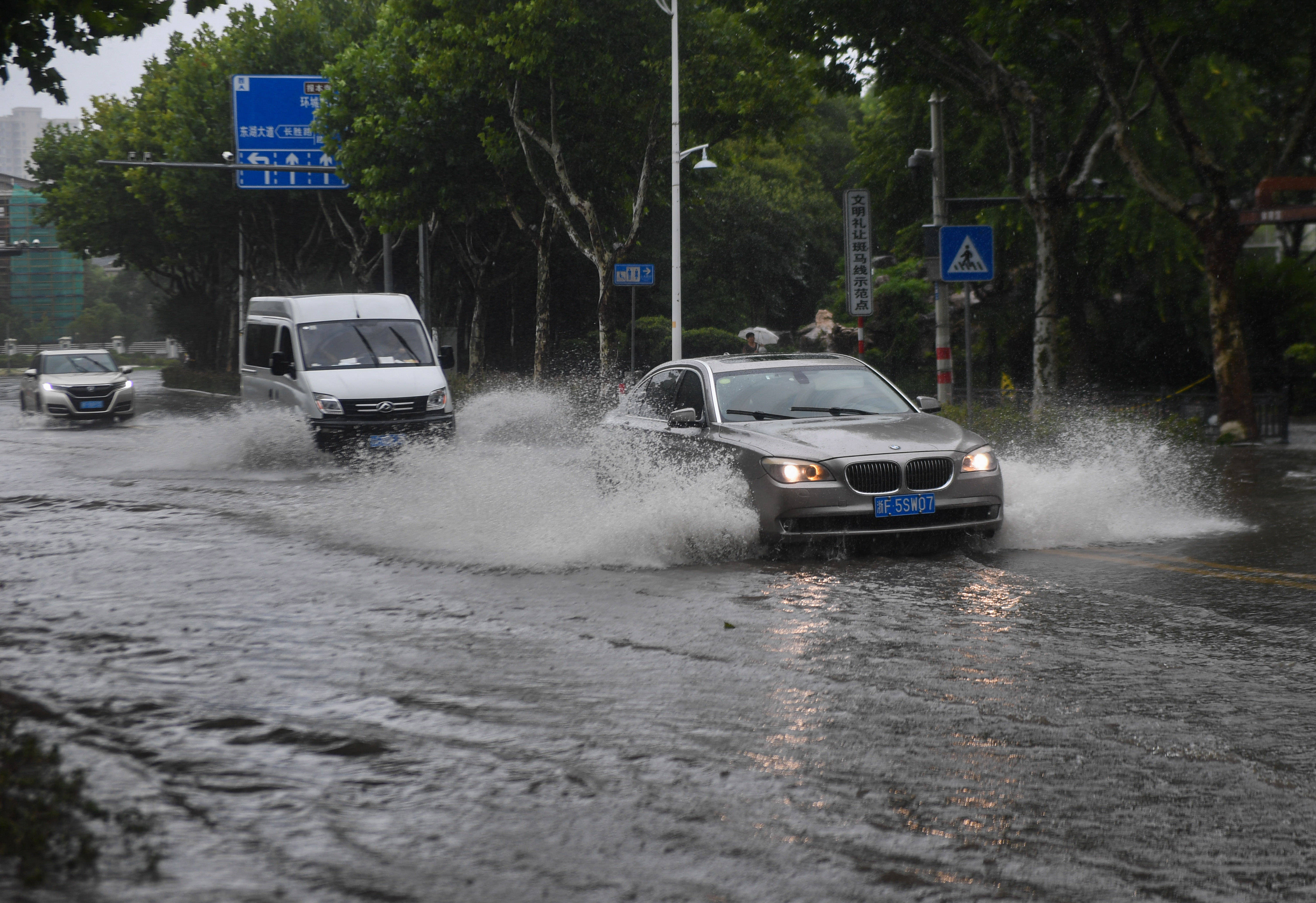 台风"烟花"在浙江平湖再次登陆