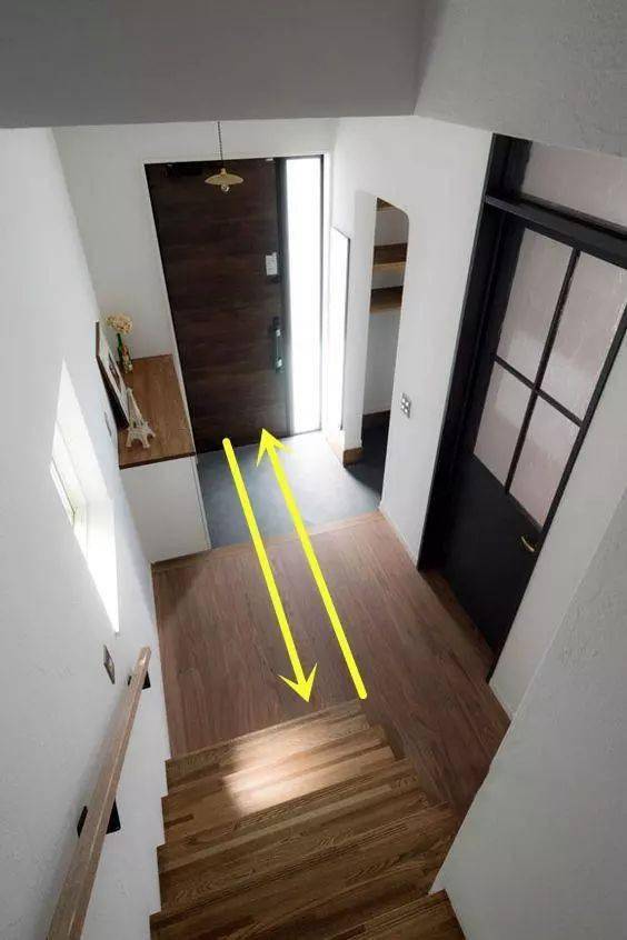 日本人好聪明,嫌楼梯占地方,把楼梯移到玄关处省地又实用!