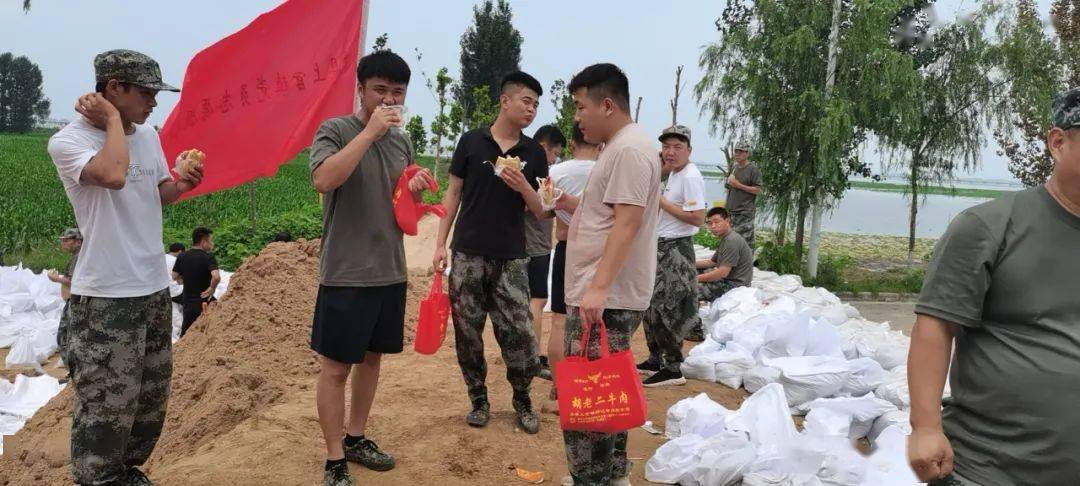 7月27日下午,上官镇县人大代表孟聚良同志为应急抢险队捐赠雨衣56件