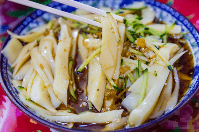 保德碗托是山西忻州保德县的一种传统小吃美食,风味独特,为当地小吃