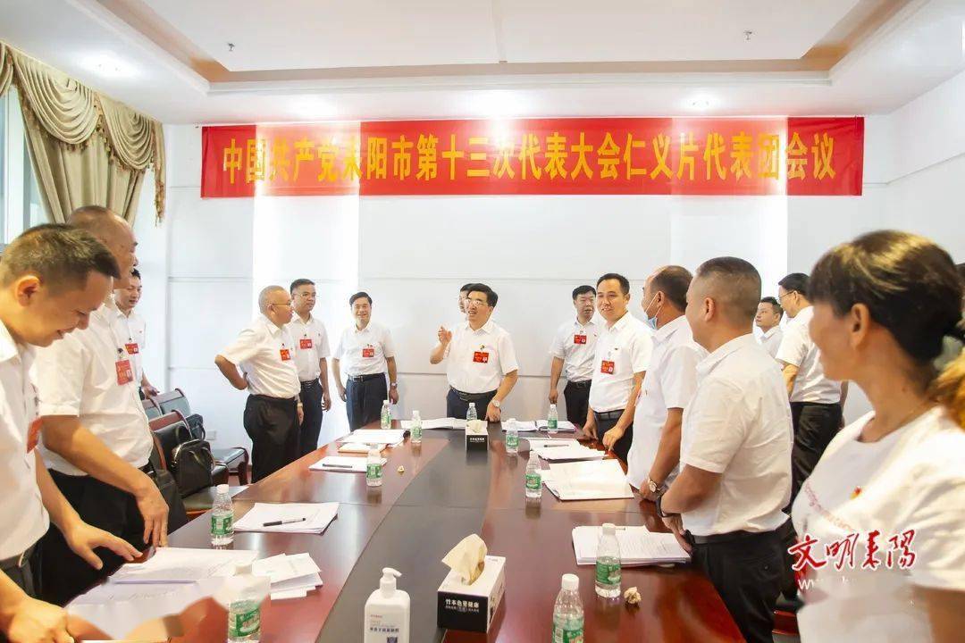 赖馨正率市领导看望党代表