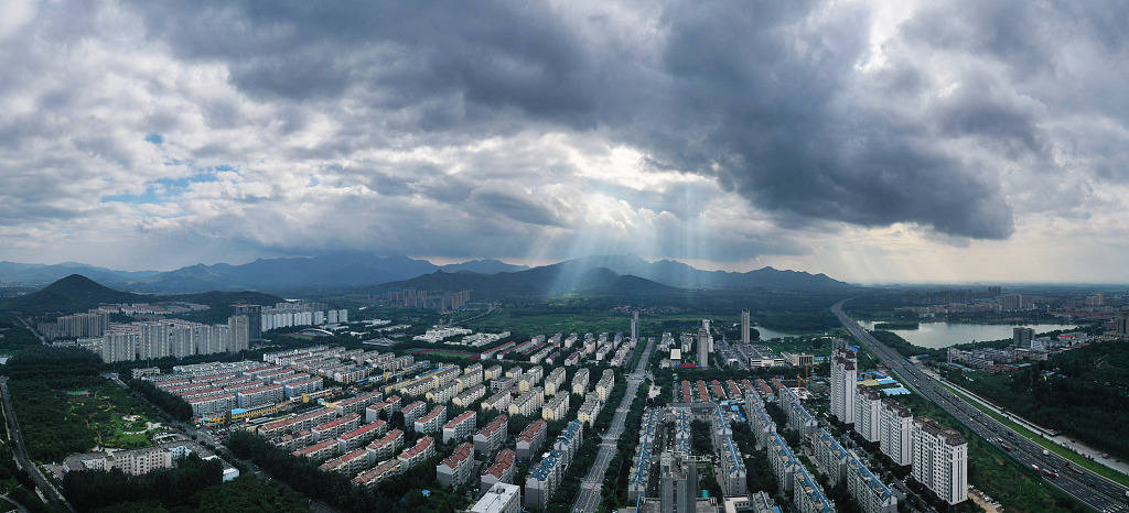 来源|台风“烟花”过境 云隙光现邹平城市上空