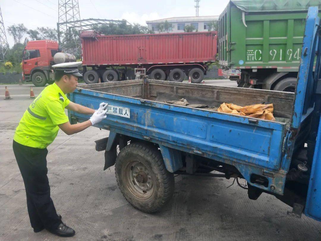 寿阳公安交警大队南燕竹中队民警在芹松线1km处发现有一辆农用三轮车